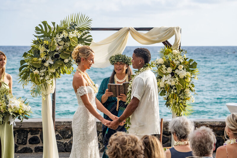 Luxury oceanfront wedding ceremony by team of big island wedding photographers from Hawaii Adventure Portraits