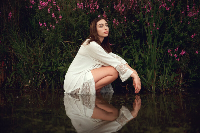Photographer Senior epic in lake pond lilypads dress4