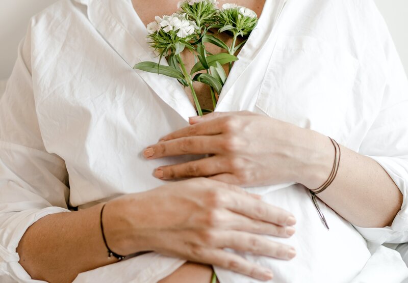 Pregnant woman holding flowerrs