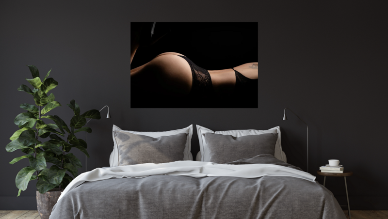 Mockup van een boudoir foto als stijlvol kunstwerk aan de muur in een elegante slaapkamer, vastgelegd door Juliette Fotografie.