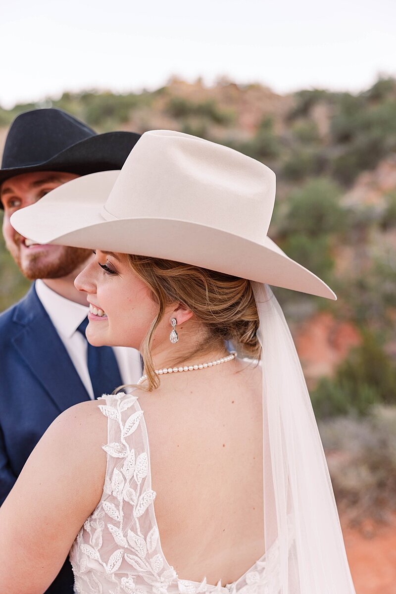 palo-duro-canyon-texas-destination-wedding-elegant-wedding-photos-with-sunset-background