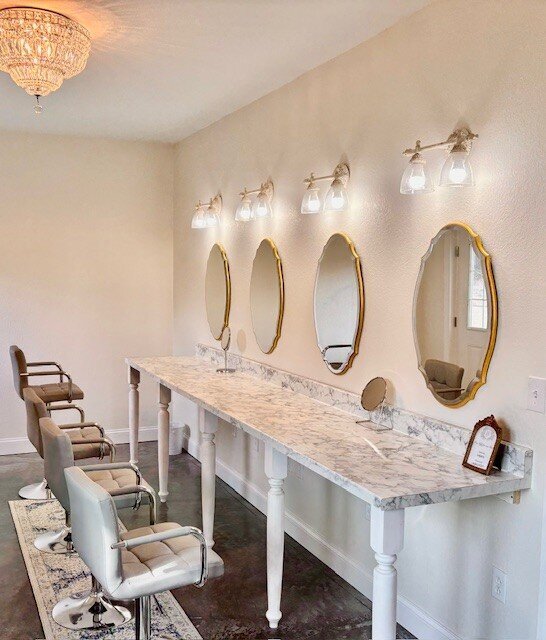 Bridal suite with chairs and mirrors