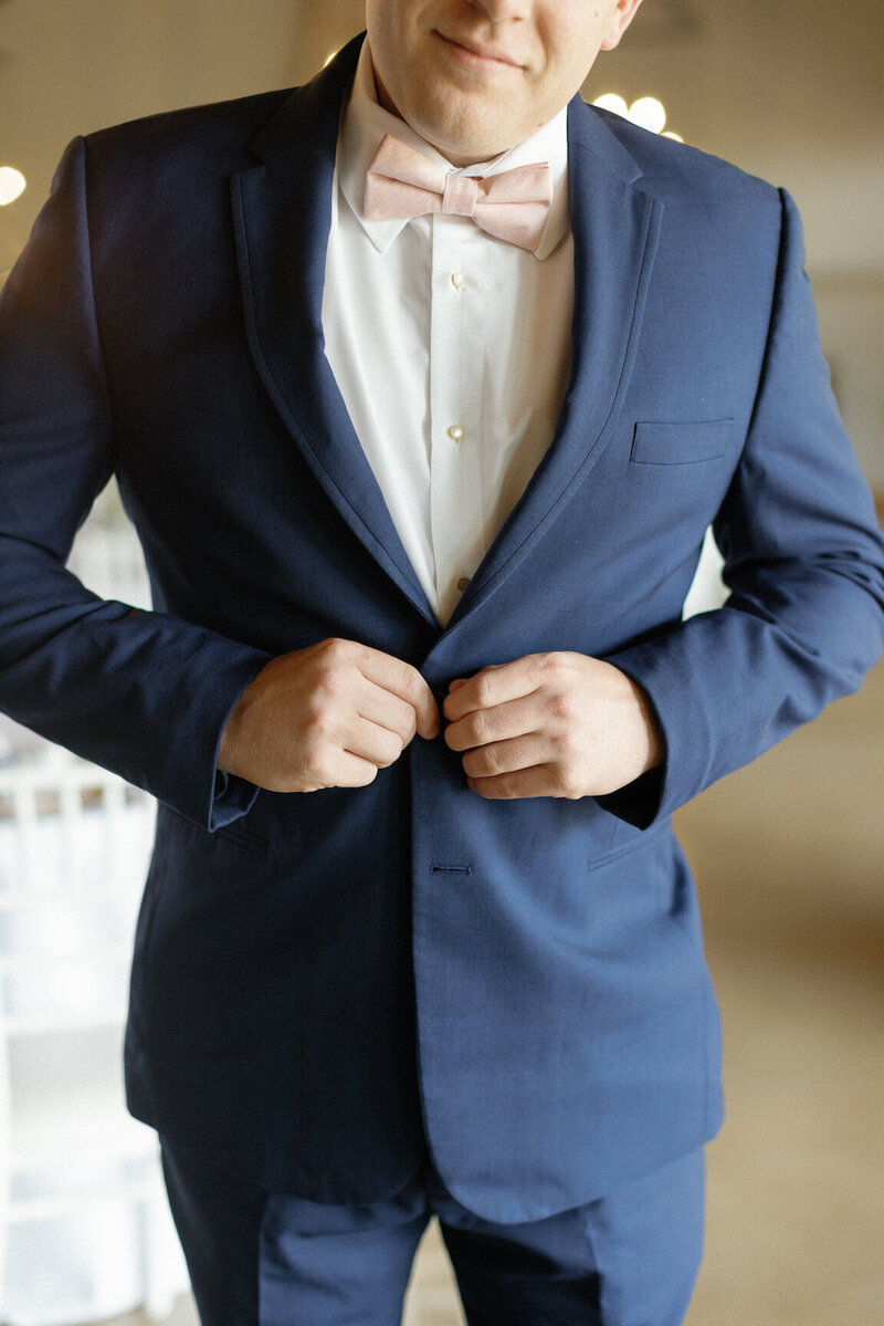 Groom preparing for ceremony in the groom’s suite at Canyonwood Ridge