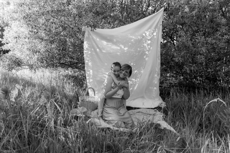 Schwarz weiss Bild von Mutter und Tochter vor einem weissen Laken