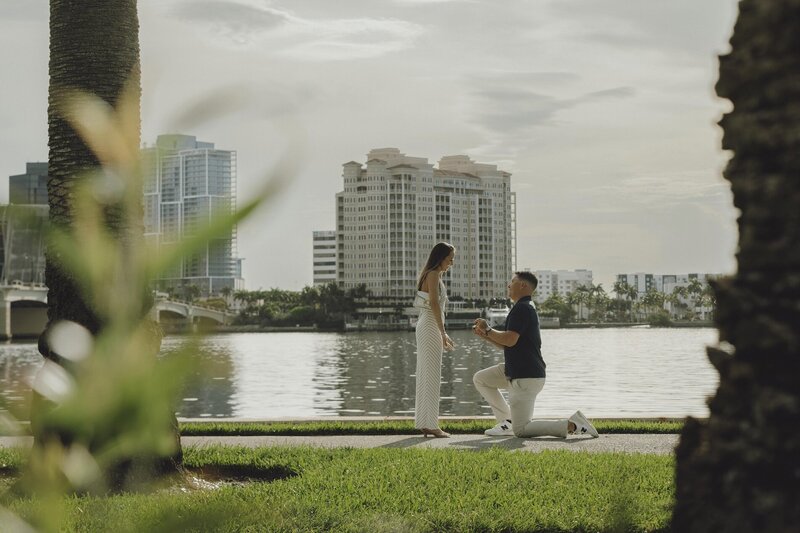 man proposes to his girlfriend