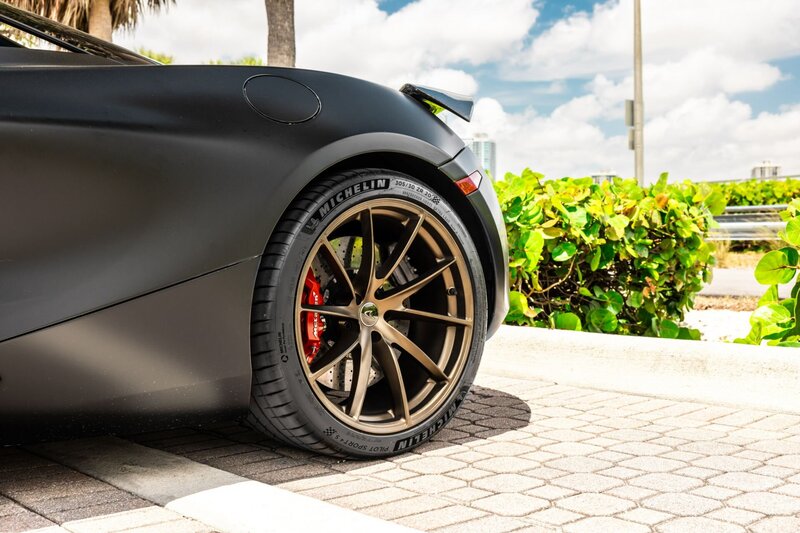 mclaren-720s-spider-convertible-black-for-rent-in-miami-020