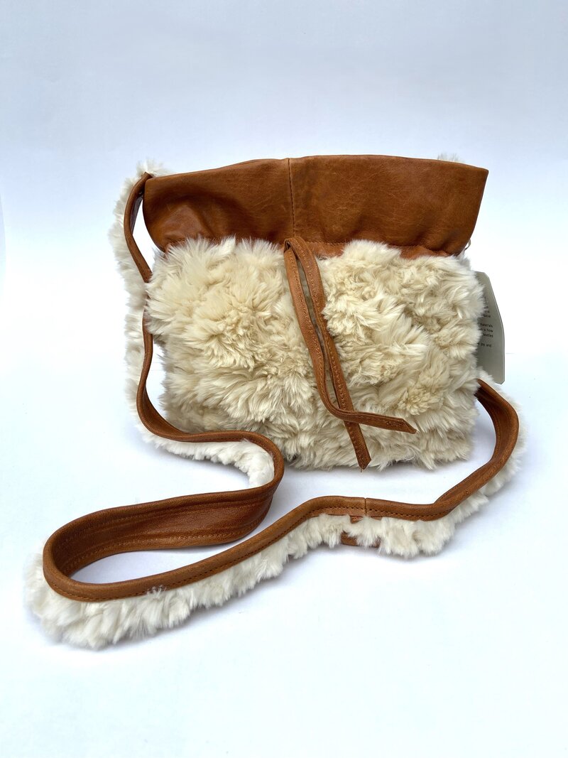 Mariko_brwn__wht_ bucket_fur strap_head_POST