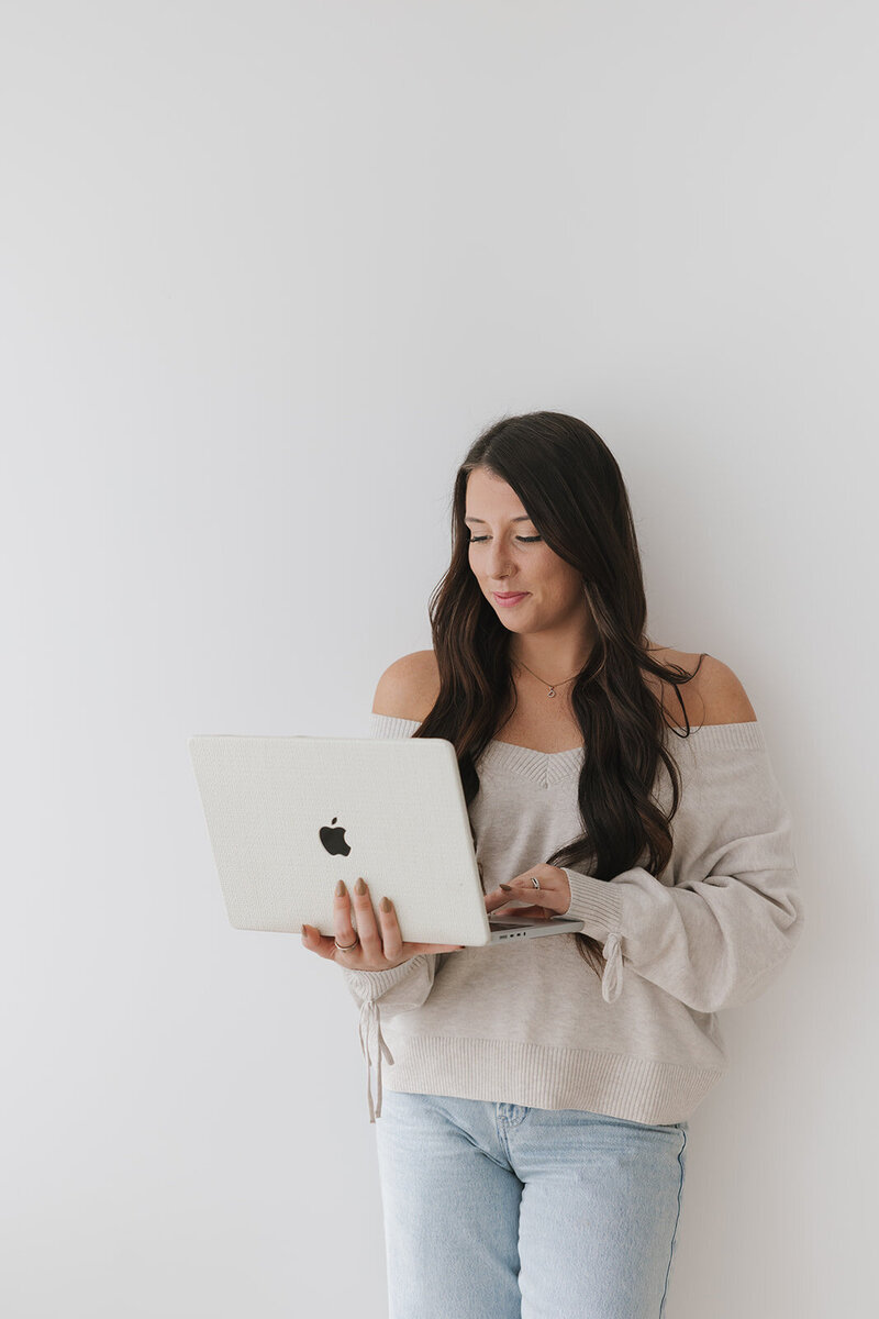 Picture of Danielle Smiling at Computer