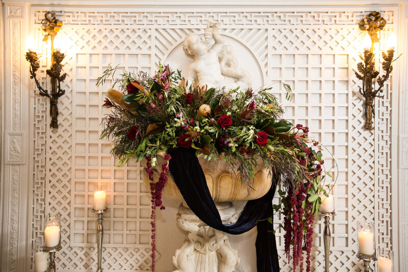 edith-elan-armour-house-chicago-winter-wedding-shoot-ceremony-decorations