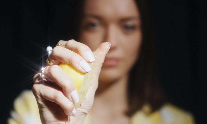 Fille mannequin dans un clip musical, mains ornées de bagues et bijoux, style fashion pour le clip de François Club.