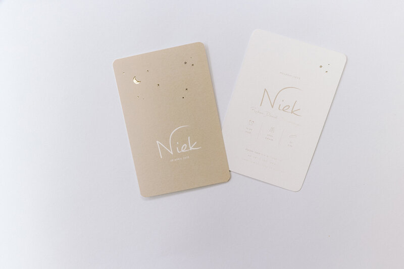 Extra-dik-geboortekaartje-beige-met-gouden-sterren