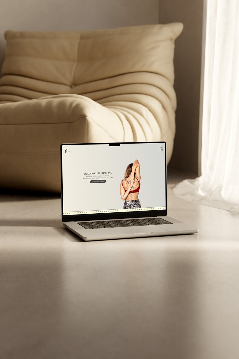 Mockup einer Website für Yogalehrerin Josefine, maskulin und modern gestaltet