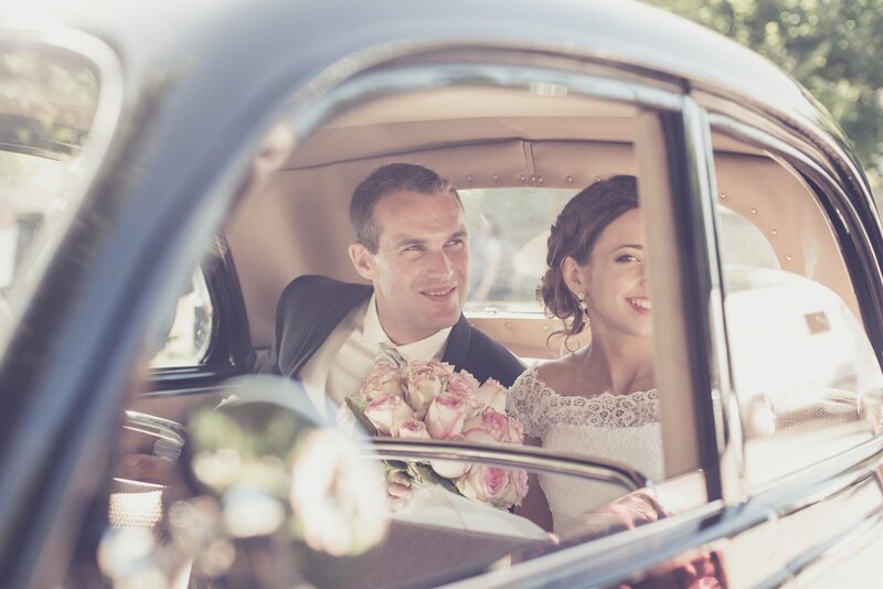 arrivee-jeune-maries-voiture-location-ain