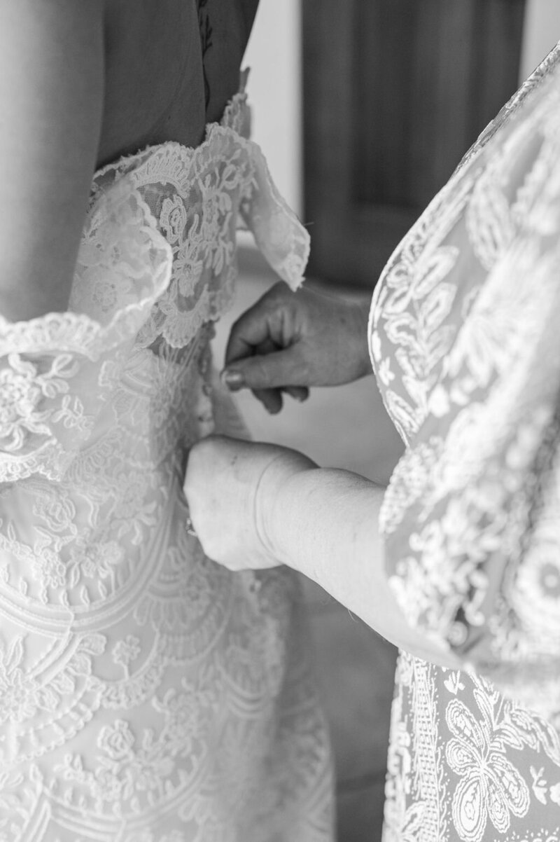 Amanda&Travis_GettingReady-71