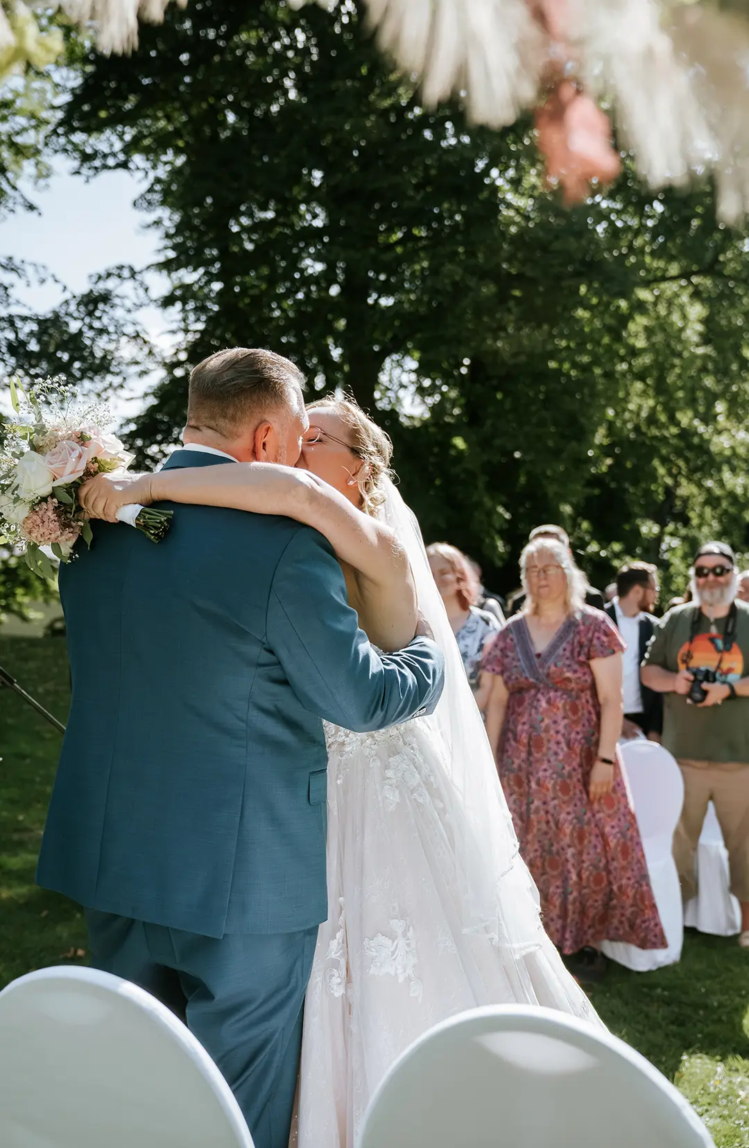 Hochzeitsbilder Hamburg – Kuss des Brautpaars bei der freien Trauung im Garten des Elsa Brändström Hauses.
