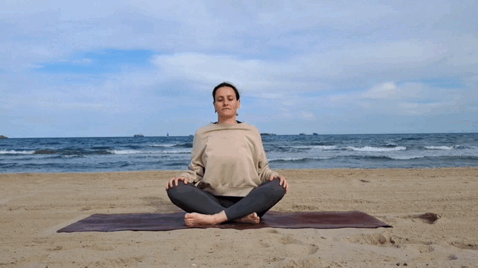 Ein Video von Sandra am Strand - meditierend