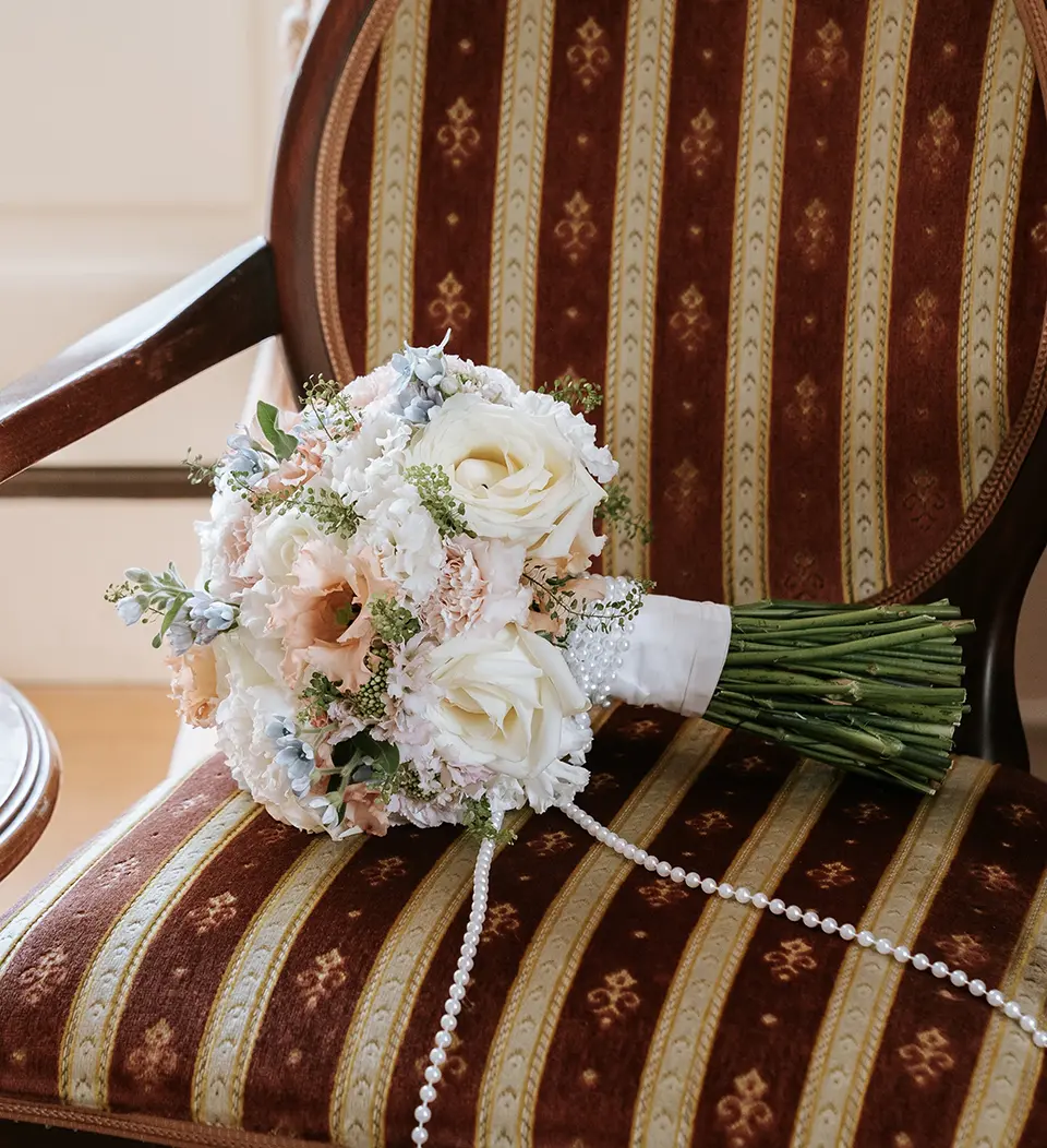 Schuhe, Parfum, Schleier und Haarkranz liegen mit dem Strauß bereit. Getting ready fotografie kombiniert mit hochzeitsfotografie mit stil zeigt den ruhigen Start des Hochzeitstags