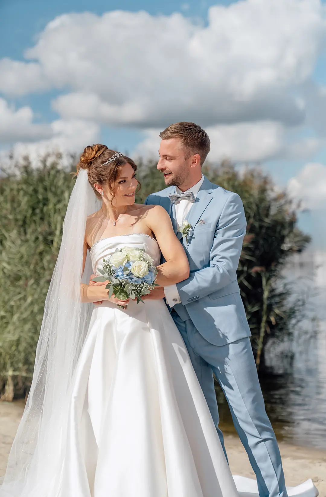 Hochzeitsfotograf Schleswig-Holstein – romantisches Brautpaarporträt am Wasser beim Strandrestaurant Marienbad.