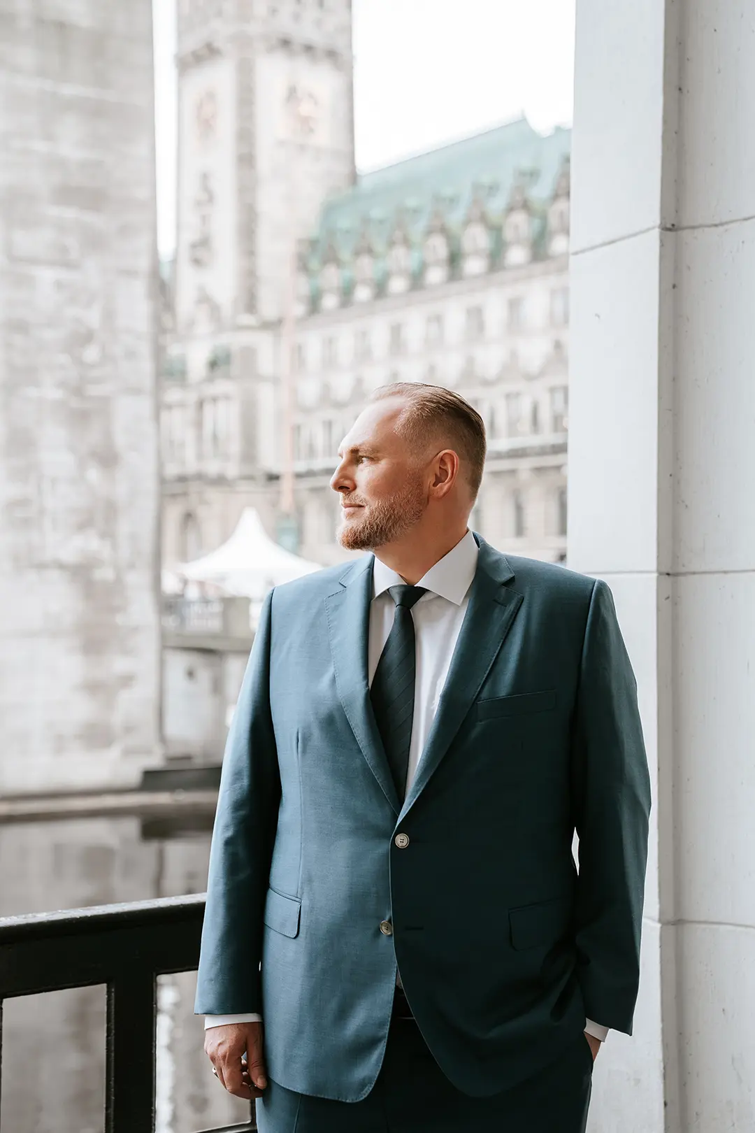 Fotograf Hochzeit Hamburg – Bräutigamporträt an den Arkaden am Hamburger Rathaus.