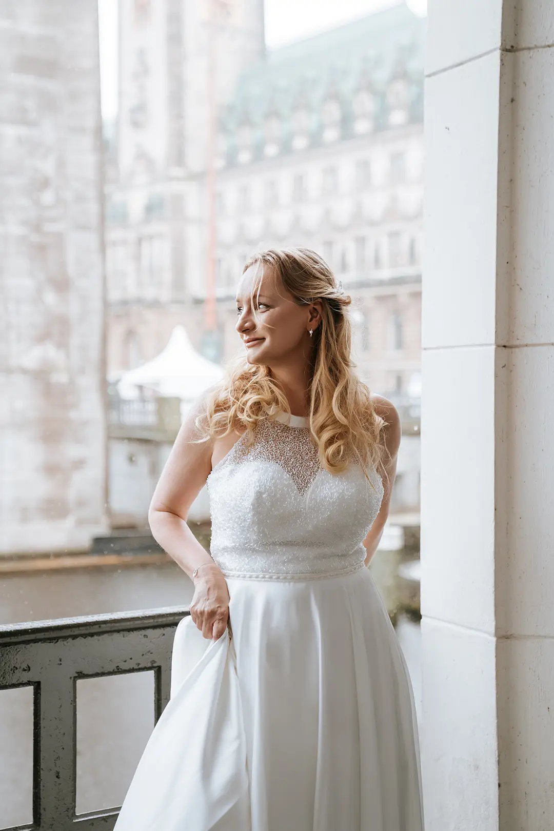 Hochzeitsfotos Hamburg – Brautporträt an den Arkaden am Hamburger Rathaus.