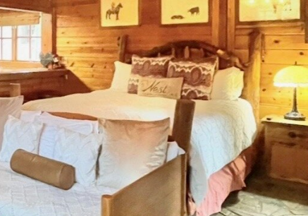 King Bed - Cottage Studio