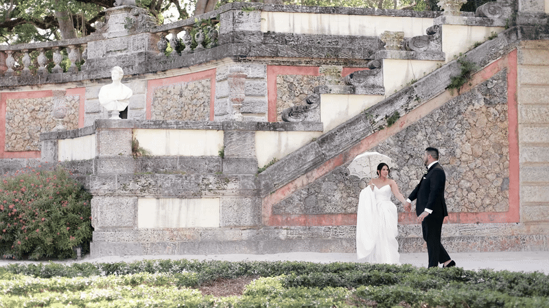 bride and groom in an Italian Villa