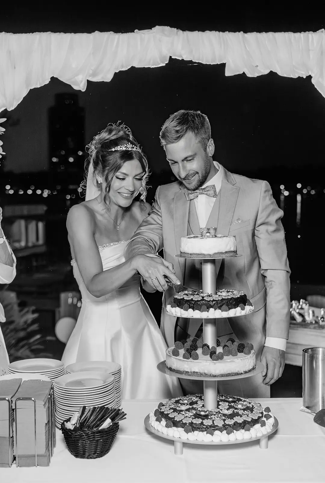 Hochzeitsfotograf Schleswig-Holstein – Brautpaar schneidet abends die mehrstöckige Hochzeitstorte im Strandrestaurant Marienbad an.