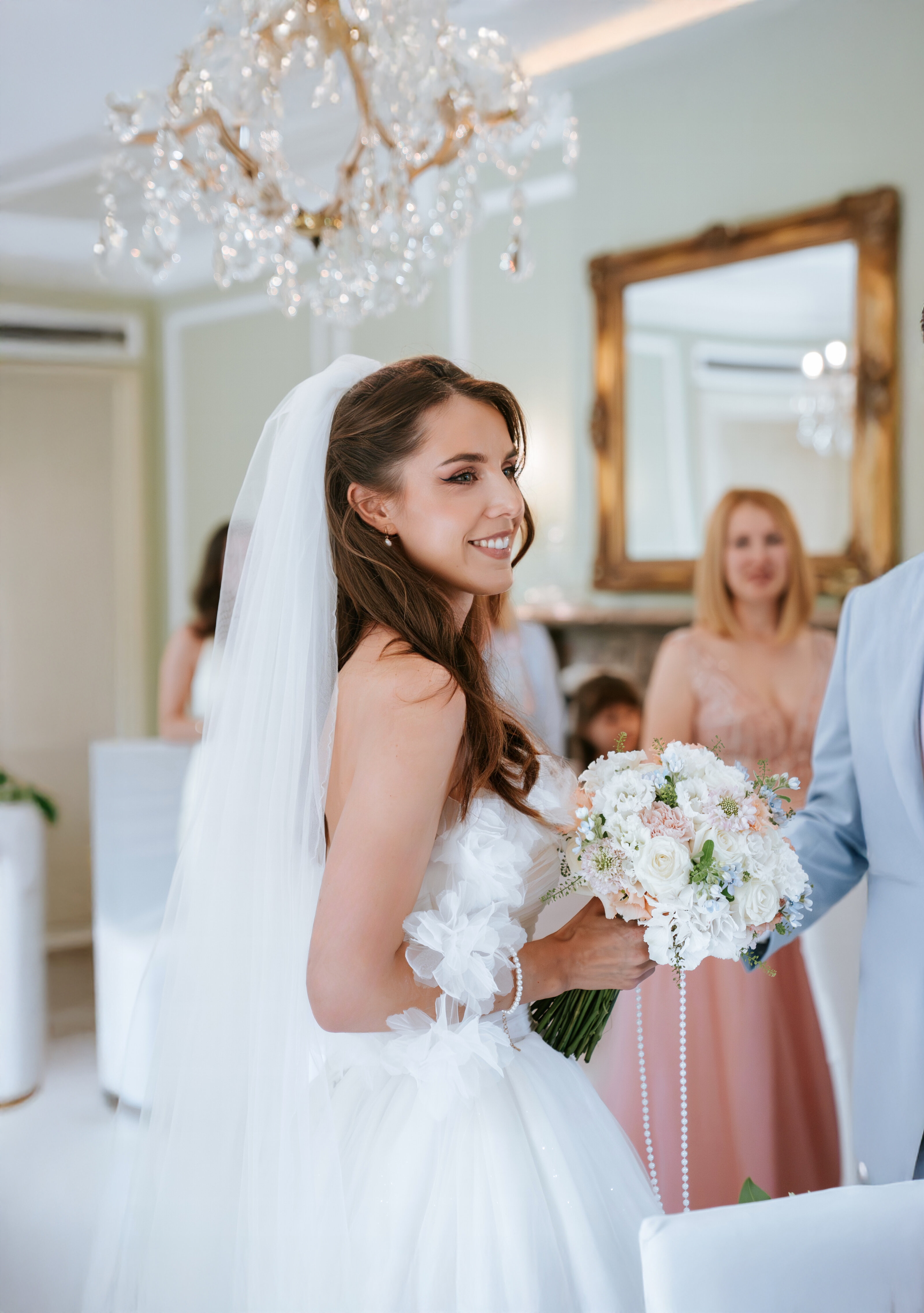 Hochzeitsfotograf standesamt Hamburg – Brautporträt im Standesamt.