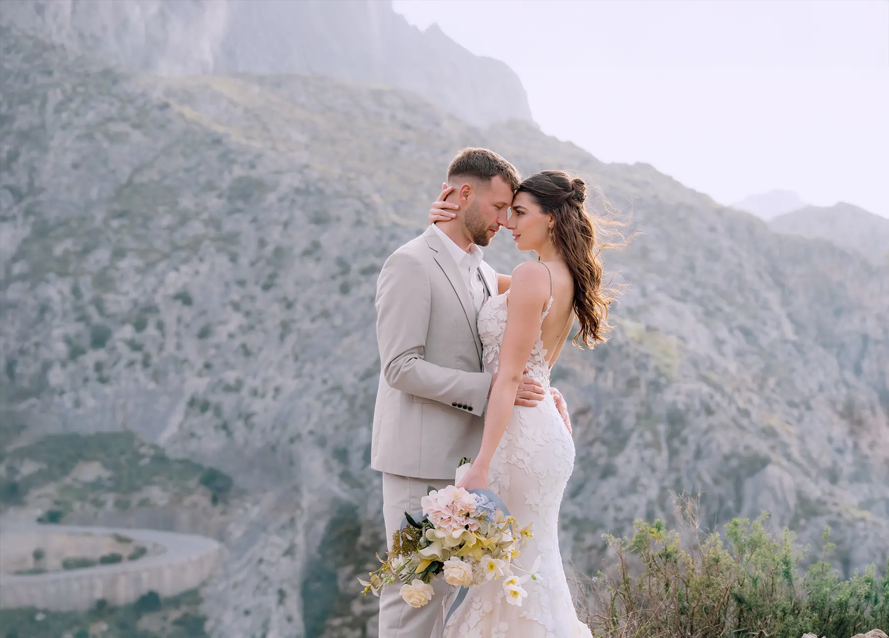 Braut und Bräutigam tanzen im blühenden Garten in Dortmund; Sommermoment mit Brautstrauß – natürliche Hochzeitsfotografie, hochzeitsbilder draußen