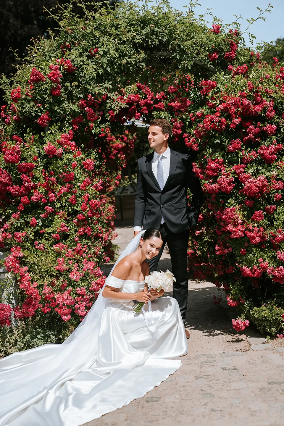 Nahaufnahme der ineinanderliegenden Hände: Braut zeigt ihren Ehering, er trägt einen hellblauen Anzug – intimes Hochzeitsdetail in Bremen; natürliche Hochzeitsfotografie, klassische Hochzeitsfotos