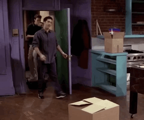 GIF van Friends die kamer binnen stormen met armen wijd.