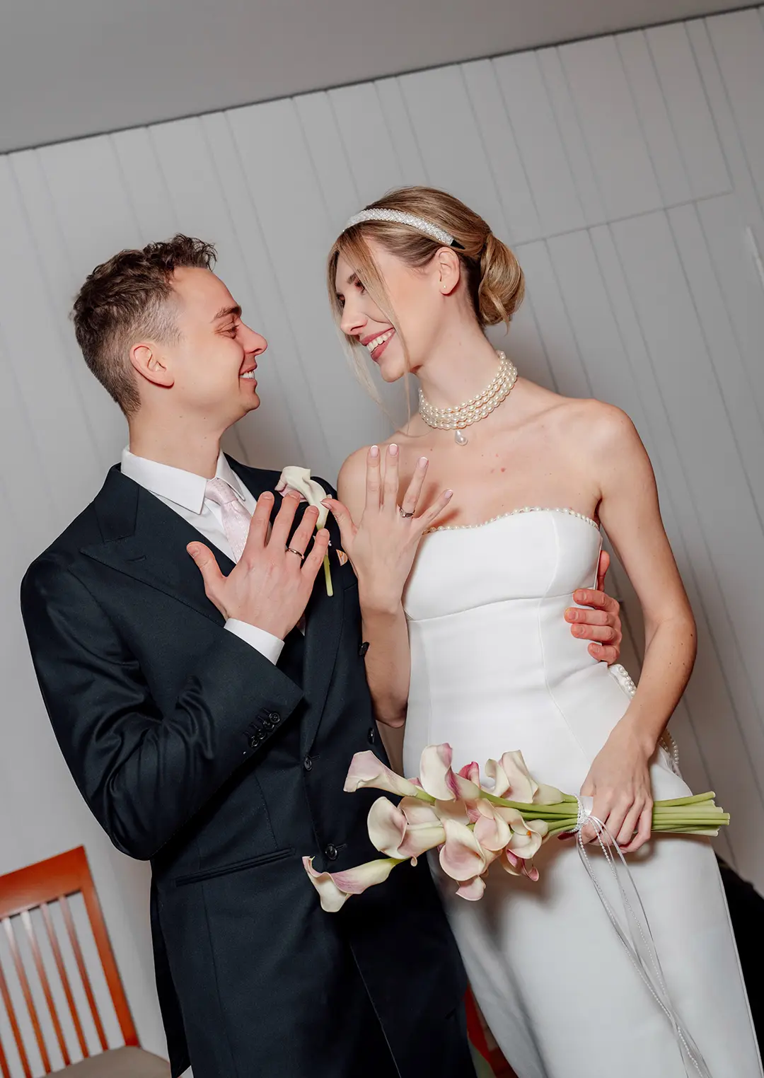 Bilder standesamtliche Trauung – Brautpaar zeigt lachend die Eheringe nach der Trauung.