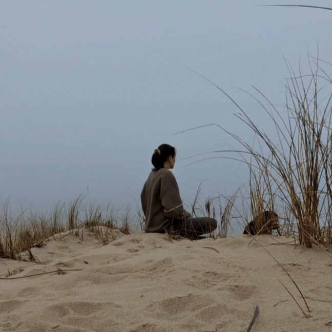 Ein Video von Sandra am Strand - meditierend