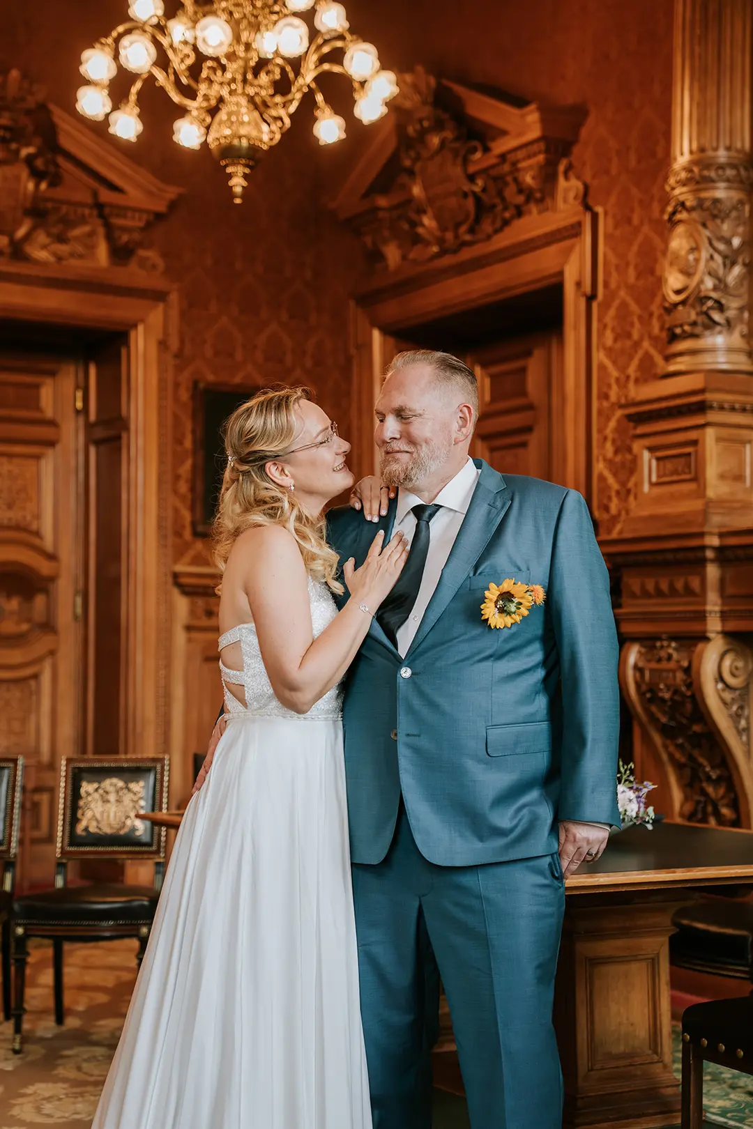 Hochzeitsfotos Standesamt – Brautpaar im historischen Trausaal mit Holzvertäfelung.