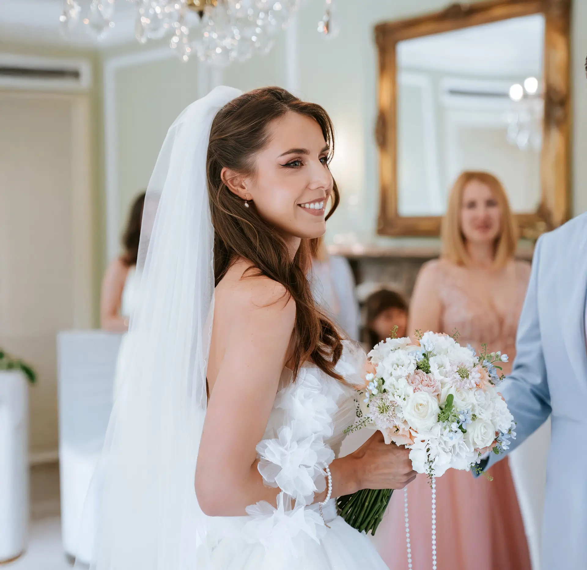 Hochzeitsfotograf standesamt Hamburg – Brautporträt im Standesamt.