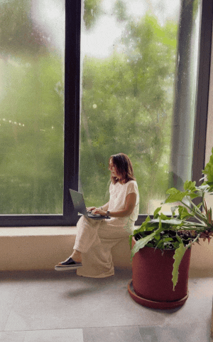 avatar of a custom gpt for senior photographers; it's a cartoon like image of a girl with purple hair wearing gold rimmed glasses on a purple background, holding a nikon camera and wearing a gold top