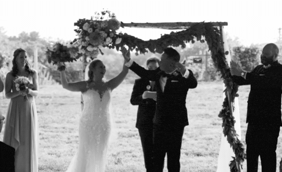 Summer wedding in Minnesota at 7 Vines Vineyard with Flore Inspired florals