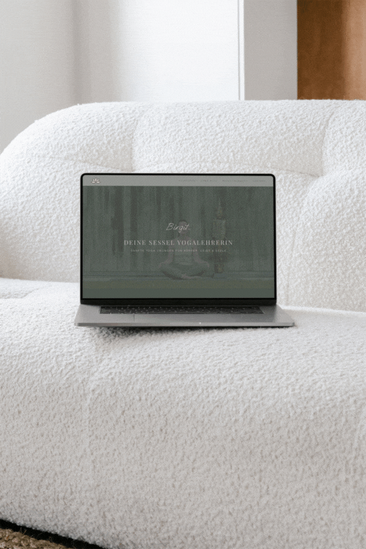 Mockup einer Website für Yogalehrerin Birgit, naturverbunden und mit Fokus auf Sesselyoga gestaltet