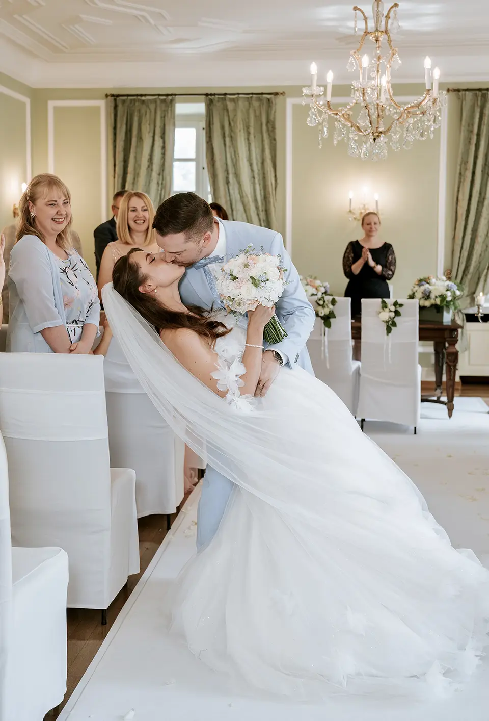 Standesamt Hochzeitsfotos – Brautpaarkuss im Trausaal mit applaudierenden Gästen.