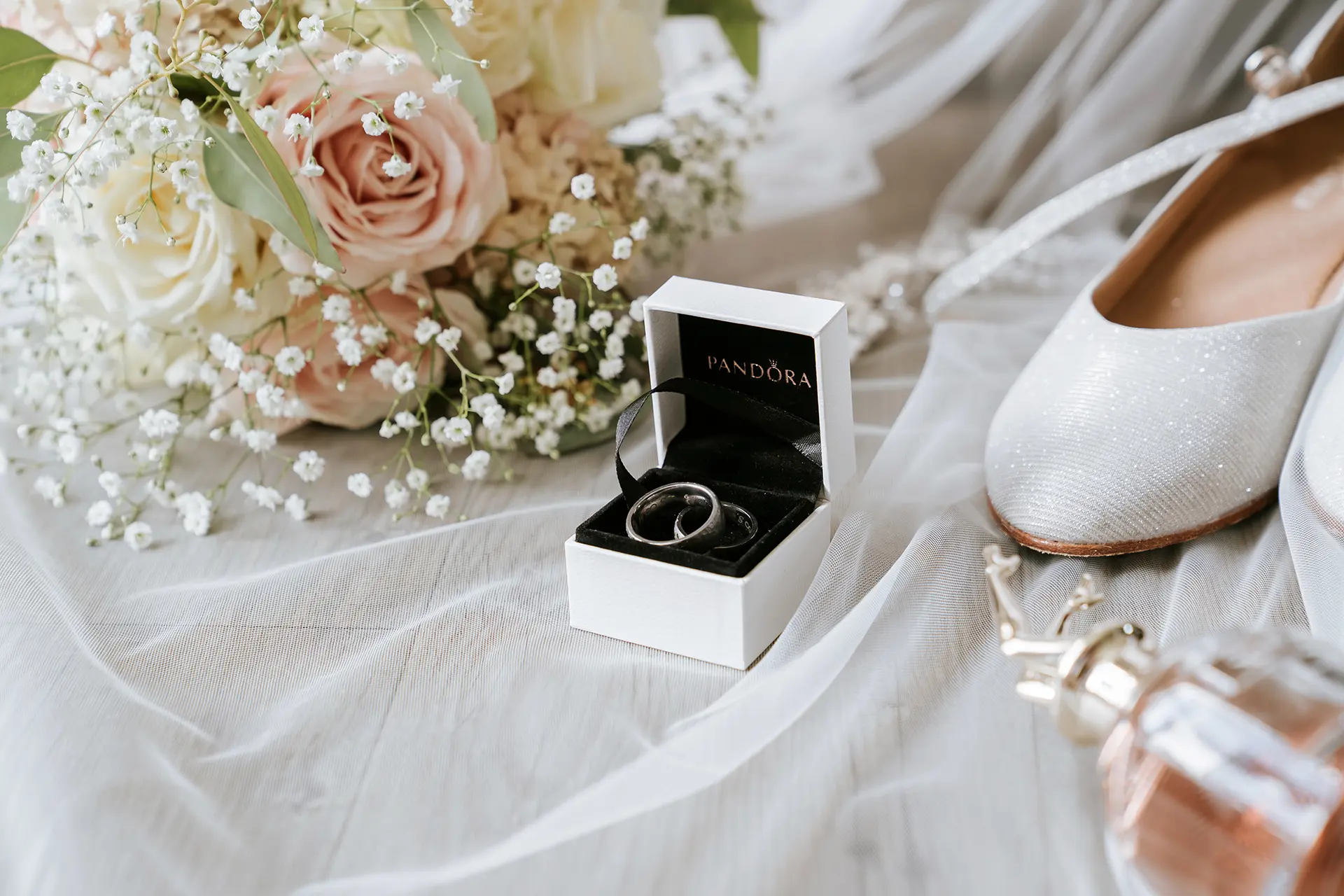 Hochzeitsfotograf Hamburg Preise – Symbolfoto mit Eheringen, Brautstrauß und Brautschuhen.