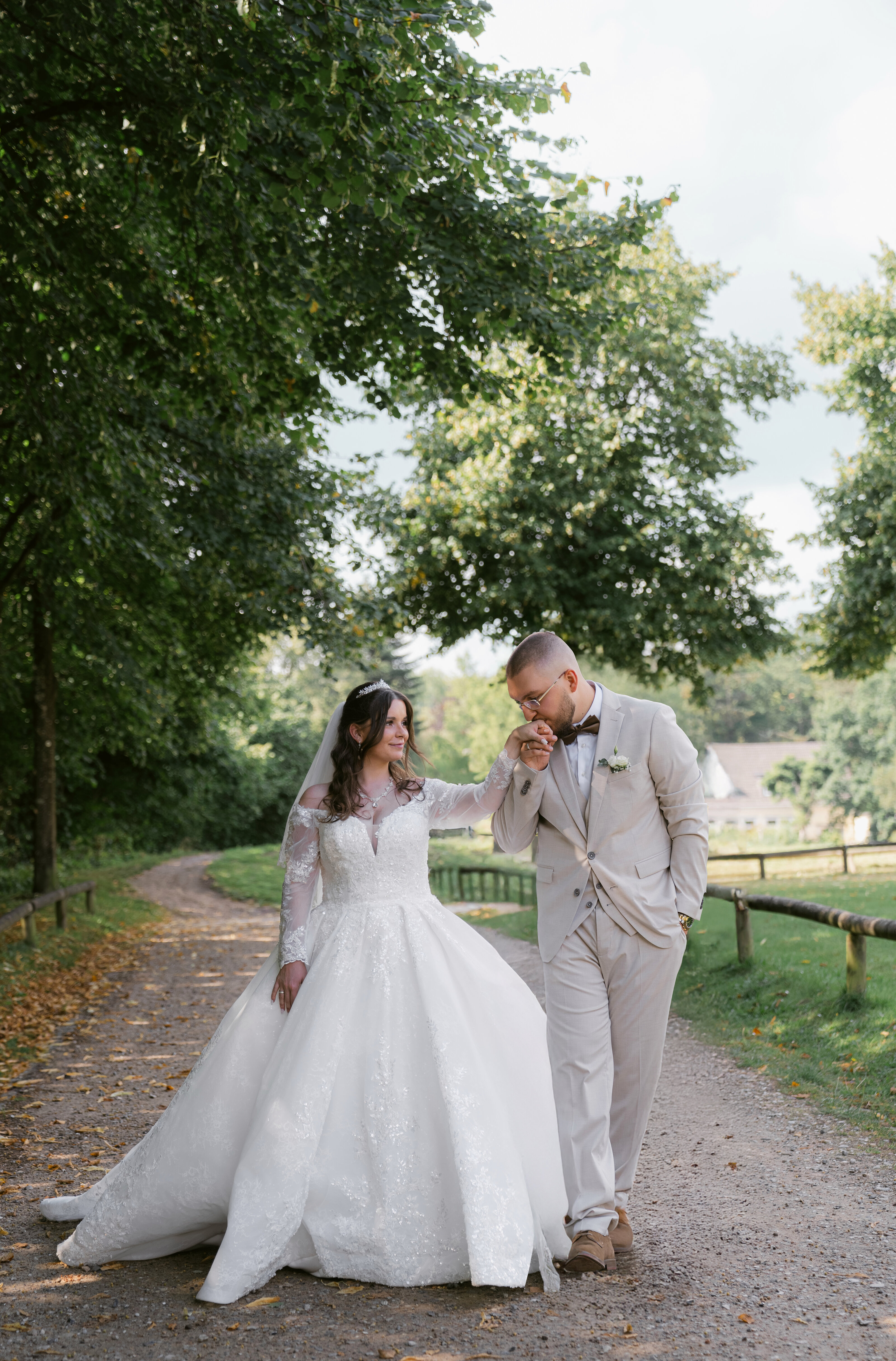 Nahaufnahme der ineinanderliegenden Hände: Braut zeigt ihren Ehering, er trägt einen hellblauen Anzug – intimes Hochzeitsdetail in Bremen; natürliche Hochzeitsfotografie, klassische Hochzeitsfotos