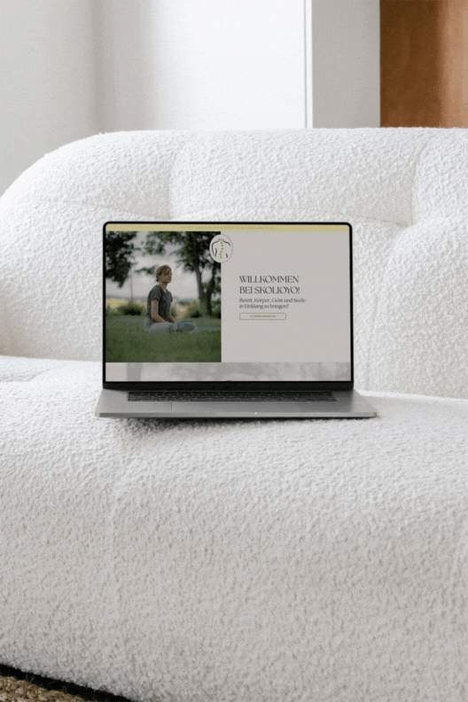 Mockup von Julias Website, die ihre Yoga-Kurse und -Philosophie präsentiert.