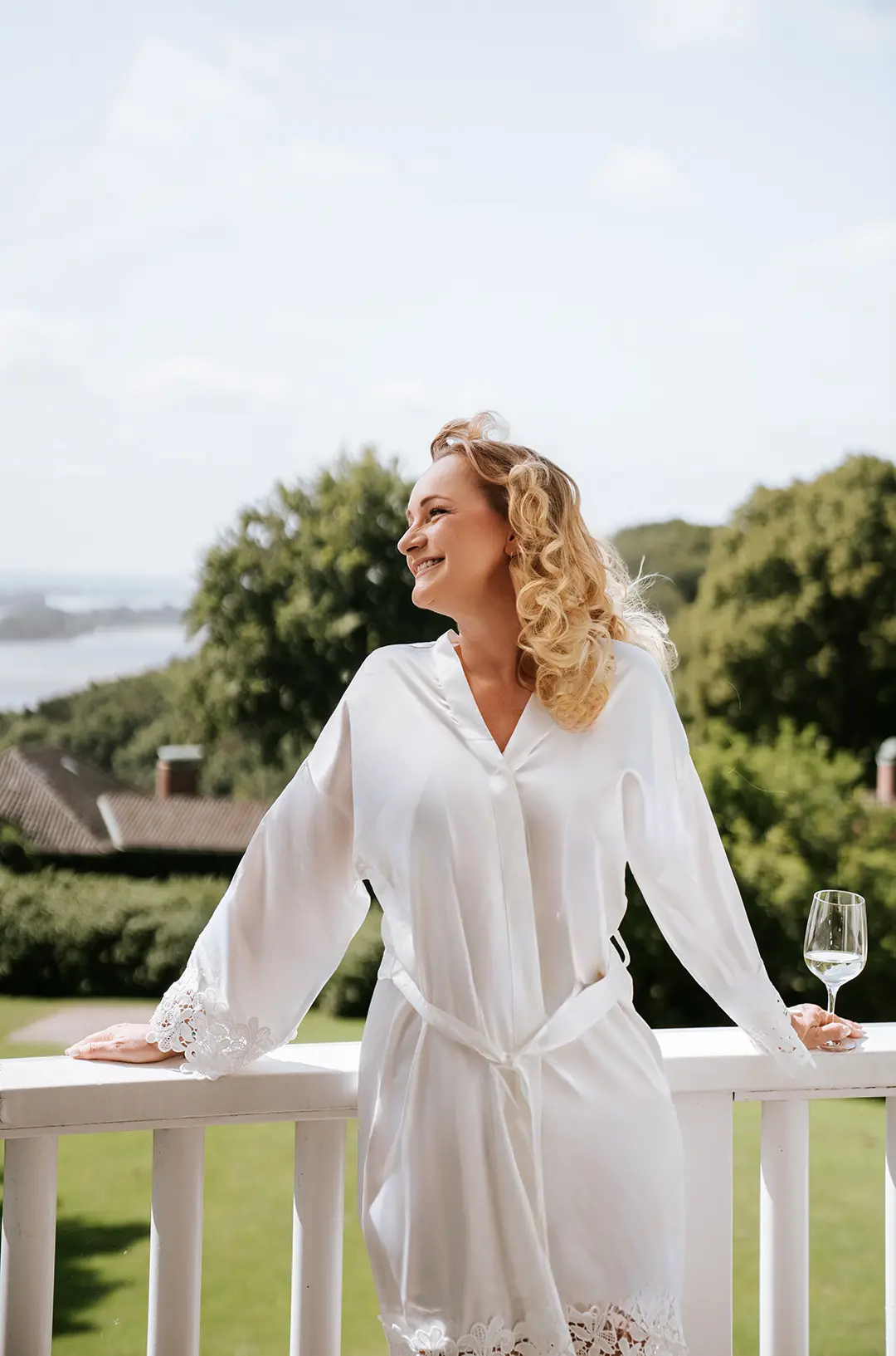 Hochzeitsfotografin Hamburg – Braut beim Getting Ready auf dem Balkon im Elsa Brändström Haus.