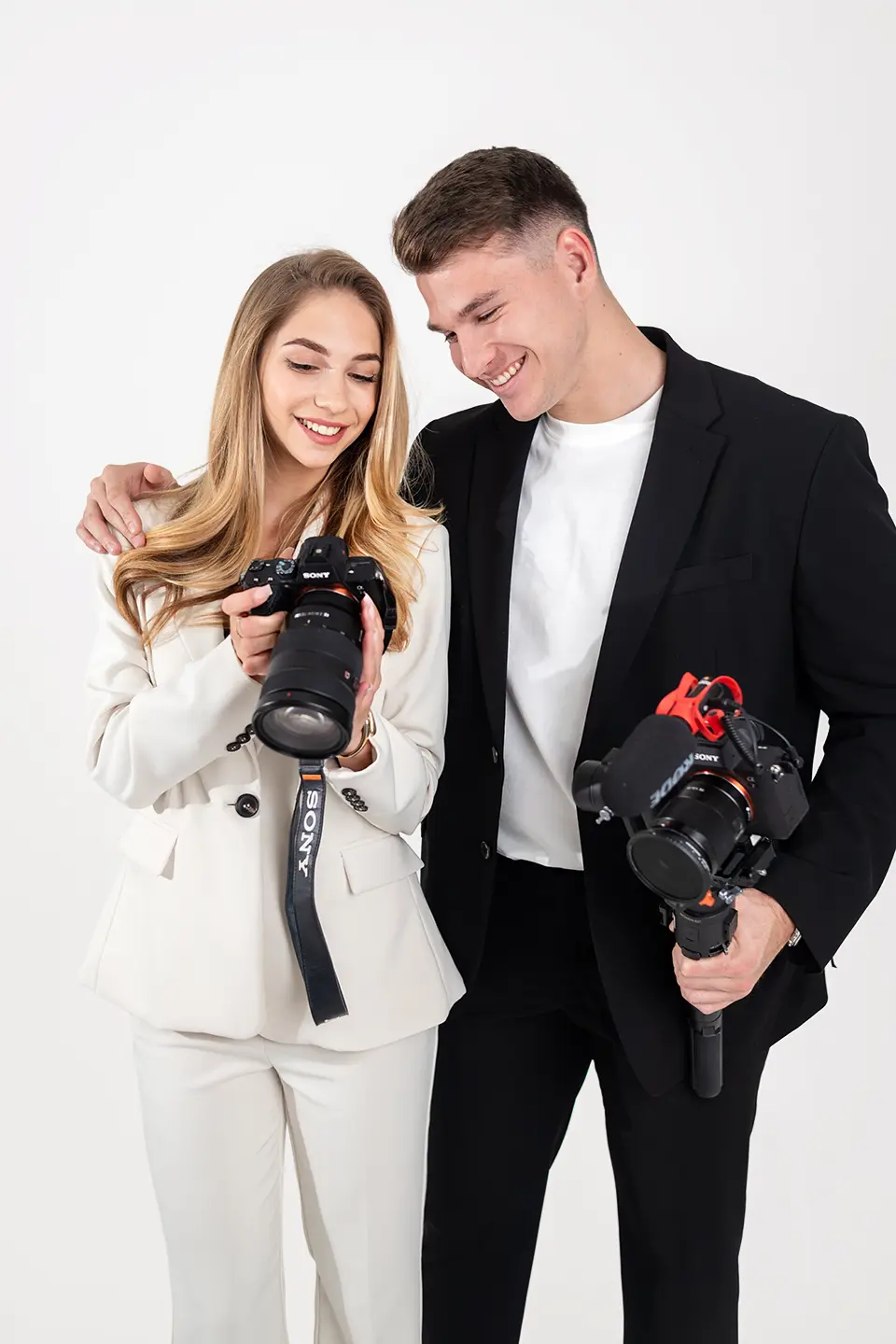 Studioaufnahme: sie prüft die Kamera, er hält ein Rig mit Mikrofon. Hochzeitsvideograf Hamburg und hochzeitsfotograf mit stil begleiten Paare bei ihrer Hochzeit