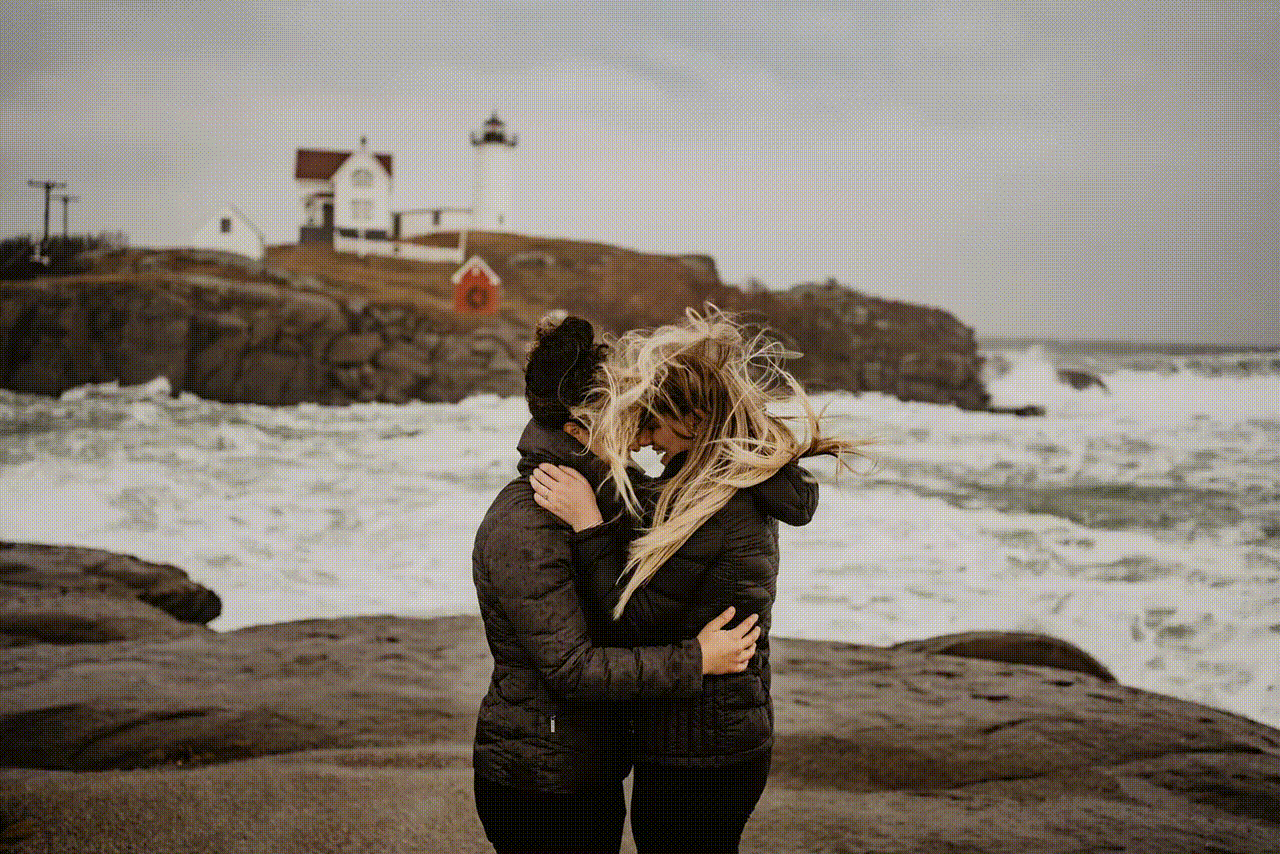 couple kissing by the beach