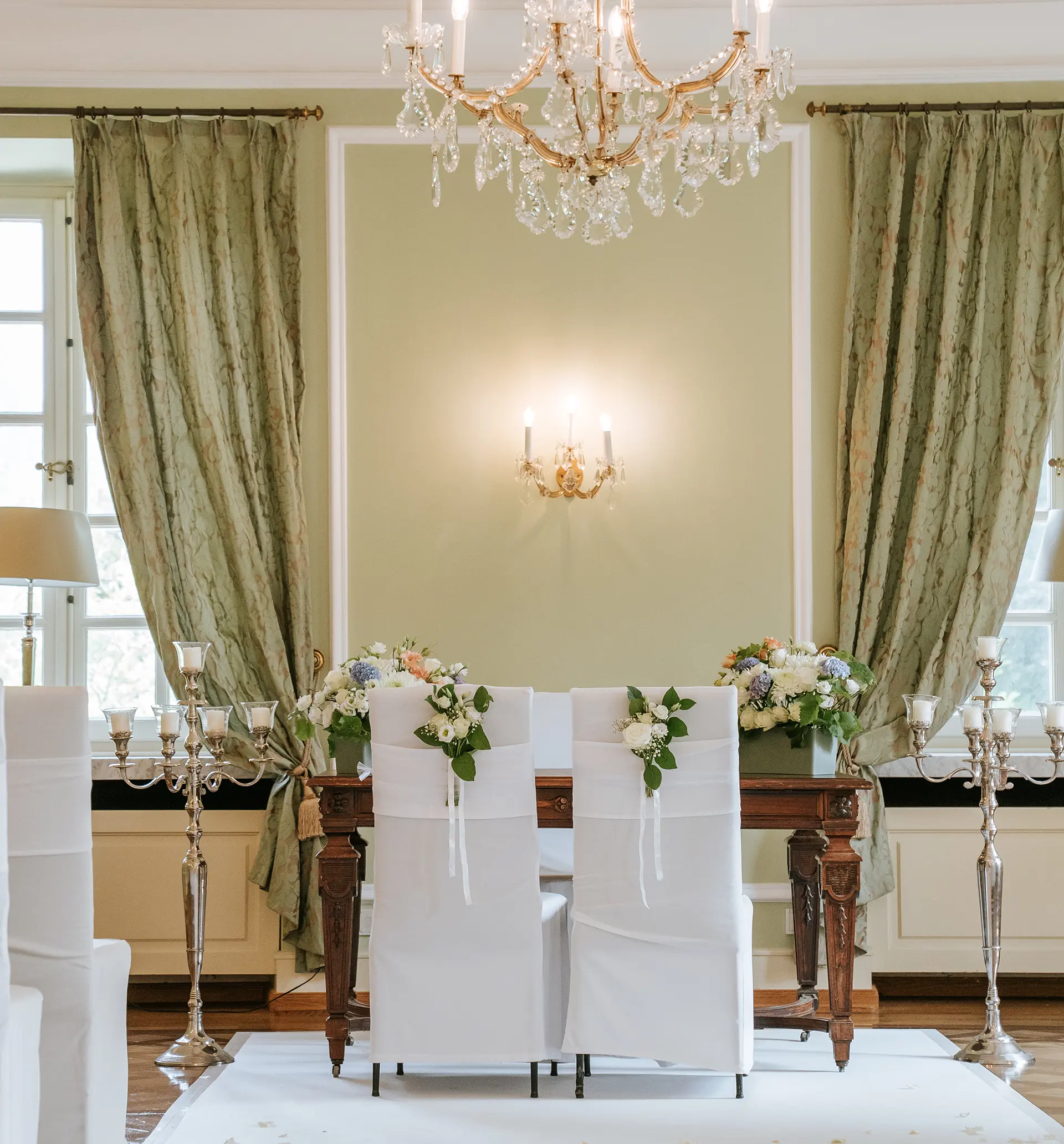 Standesamt Fotografie – dekorierter Trausaal mit Stuhlreihen und Blumen zur standesamtlichen Trauung.