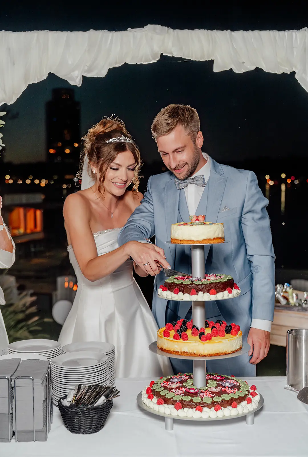 Hochzeitsfotograf Schleswig Holstein – farbiger Moment, in dem das Brautpaar die Hochzeitstorte im Strandrestaurant Marienbad anschneidet.