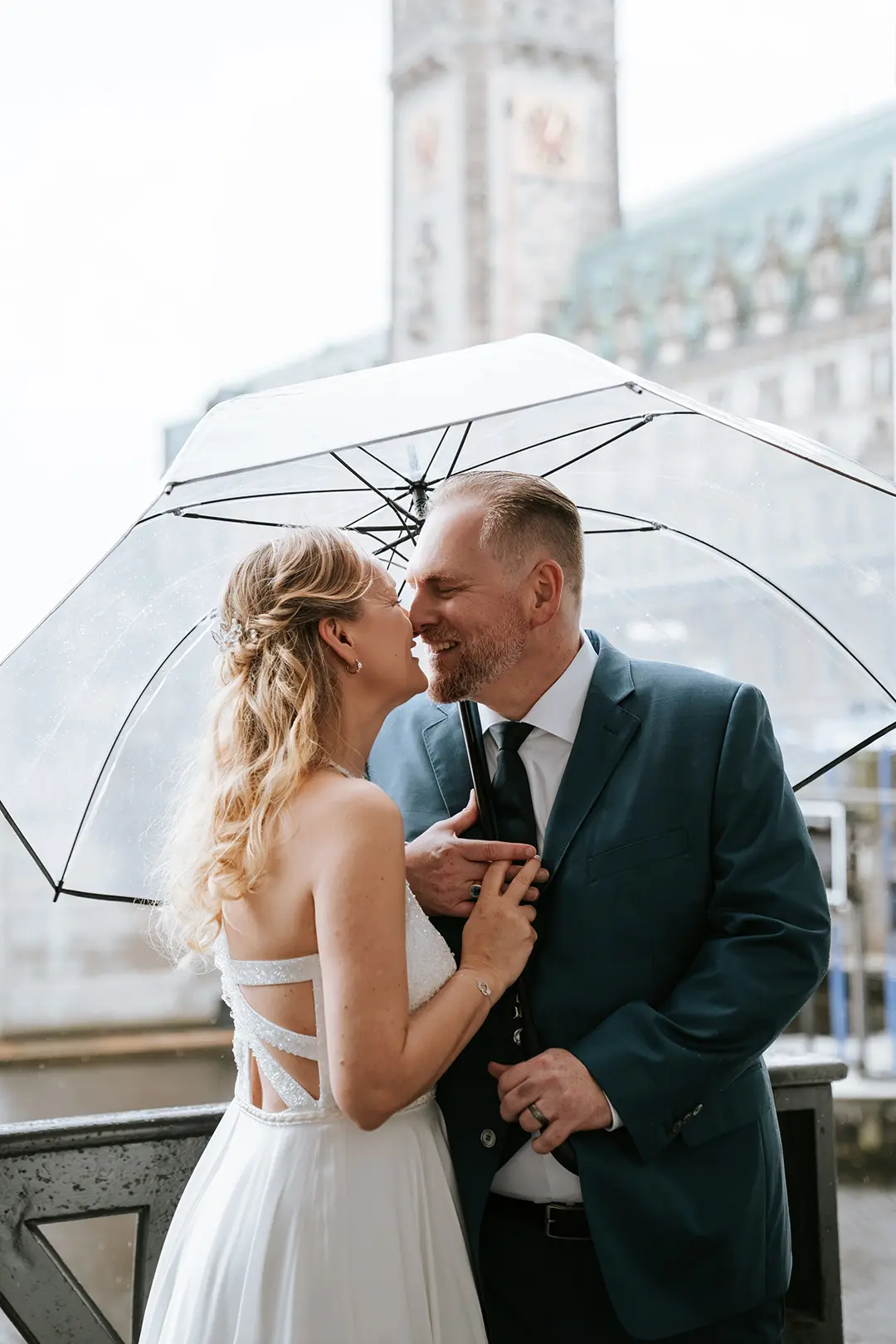Hamburg Hochzeitsfotograf – Brautpaar unter transparentem Regenschirm in der Hamburger Innenstadt.