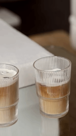 video van de bereiding van een caffe latte met melkschuim