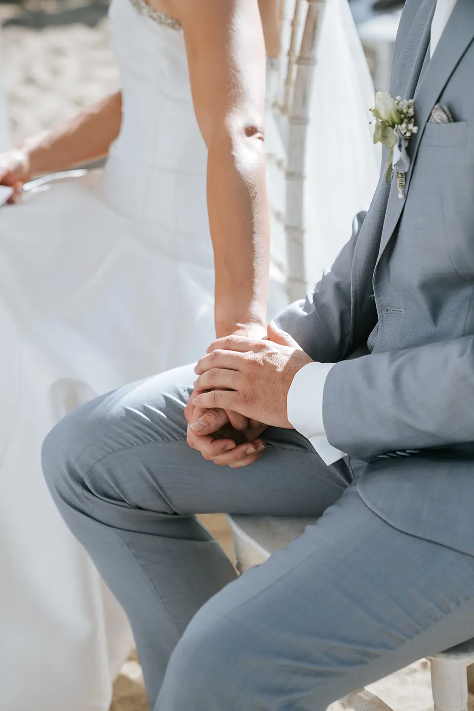Nahaufnahme der ineinander verschränkten Hände während der Trauung. Als exklusiver Hochzeitsfotograf in Kiel zeigen wir reportagefotografie hochzeit und emotionale hochzeitsbilder